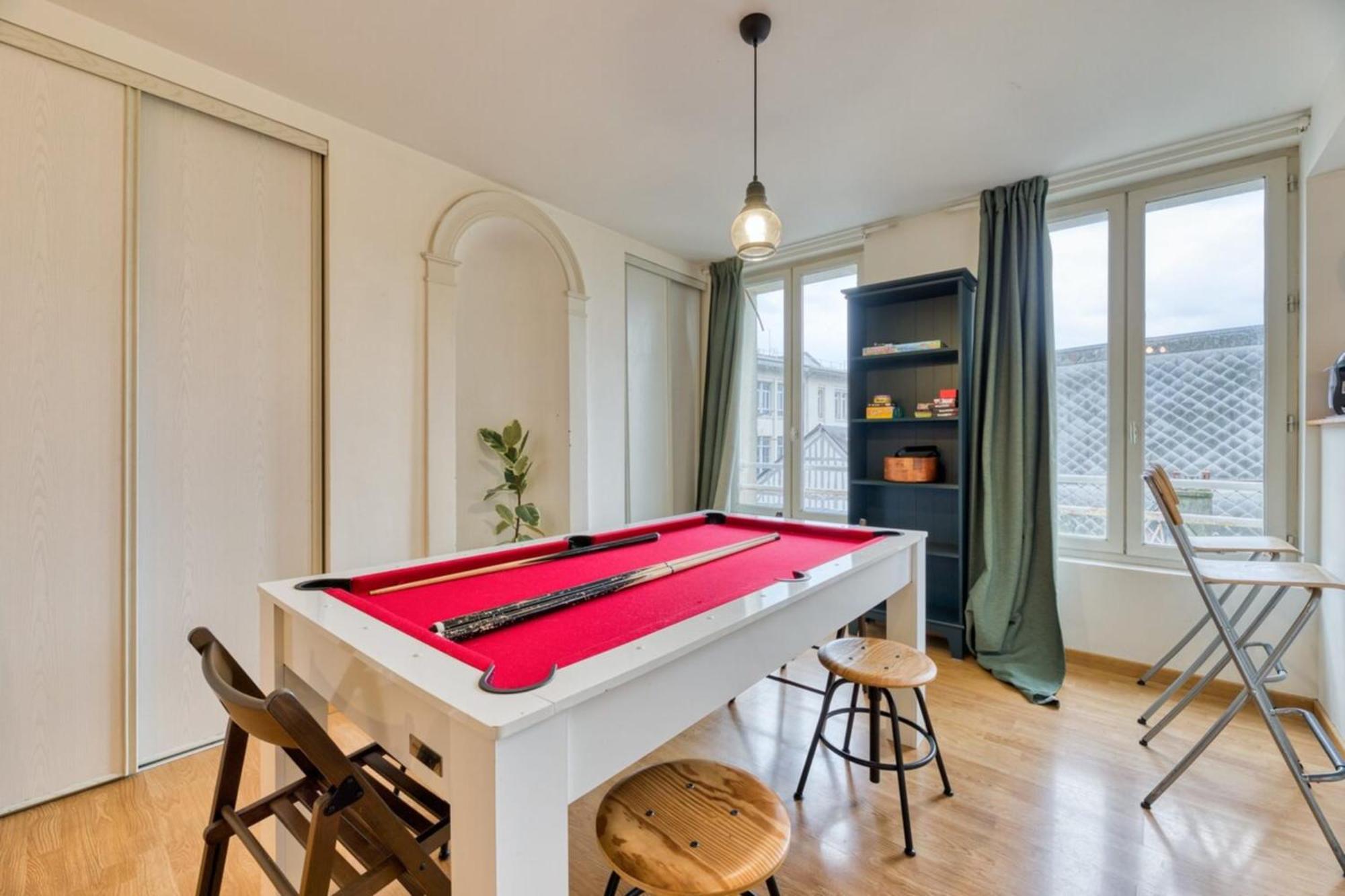 Igor Deux Dans Avec Billard *